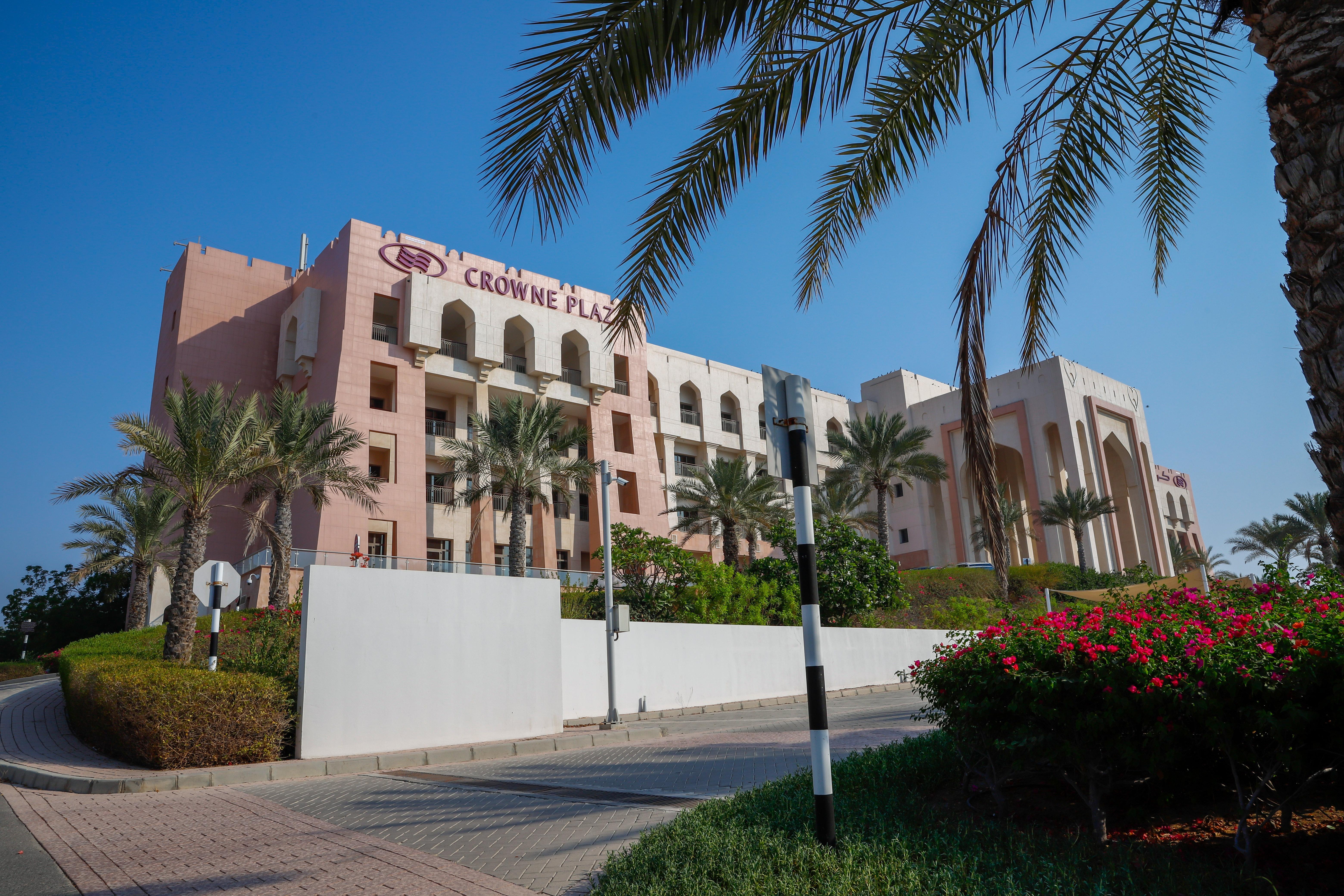 คราวน์ พลาซา โซฮาร์ Hotel ภายนอก รูปภาพ
