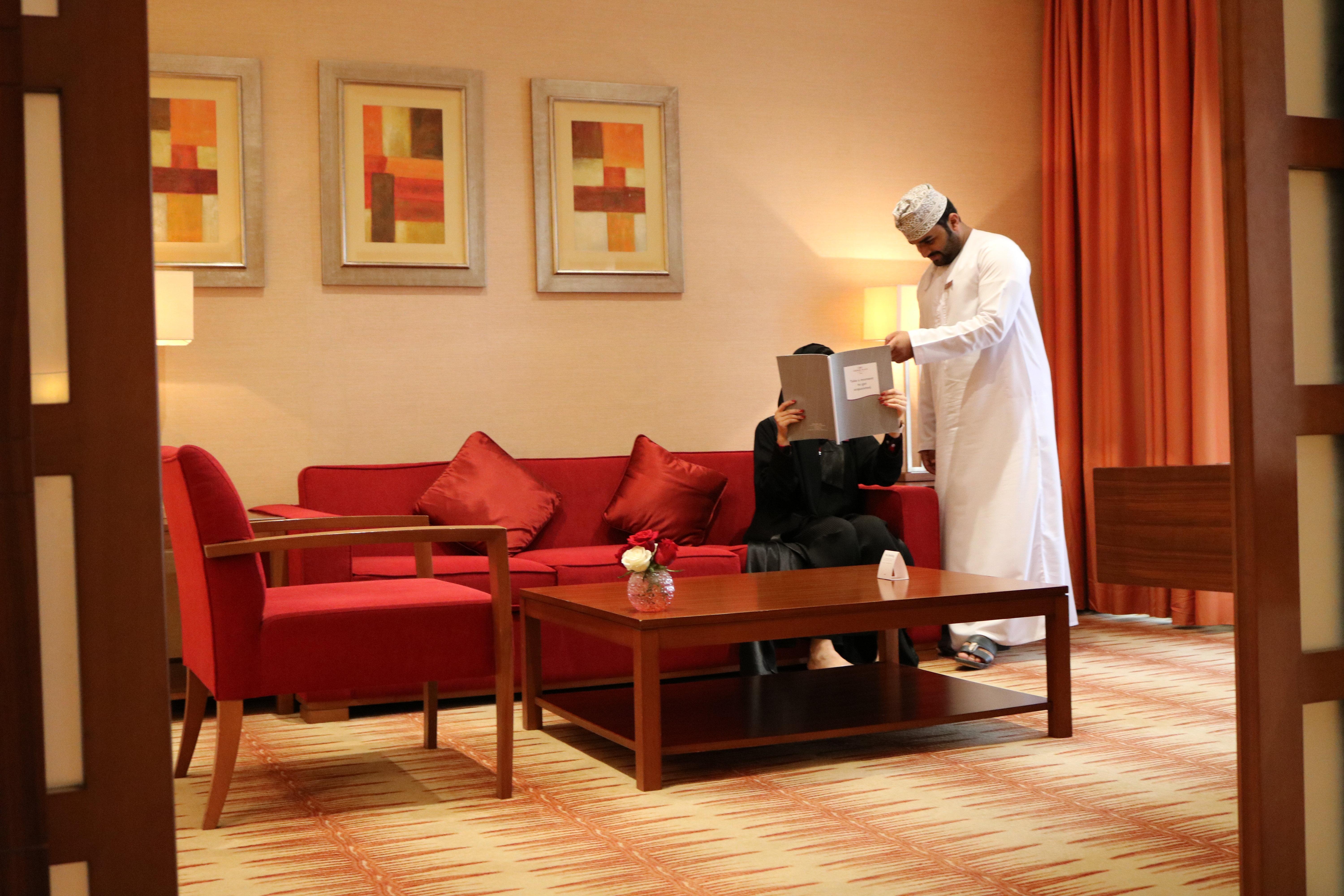 คราวน์ พลาซา โซฮาร์ Hotel ภายนอก รูปภาพ