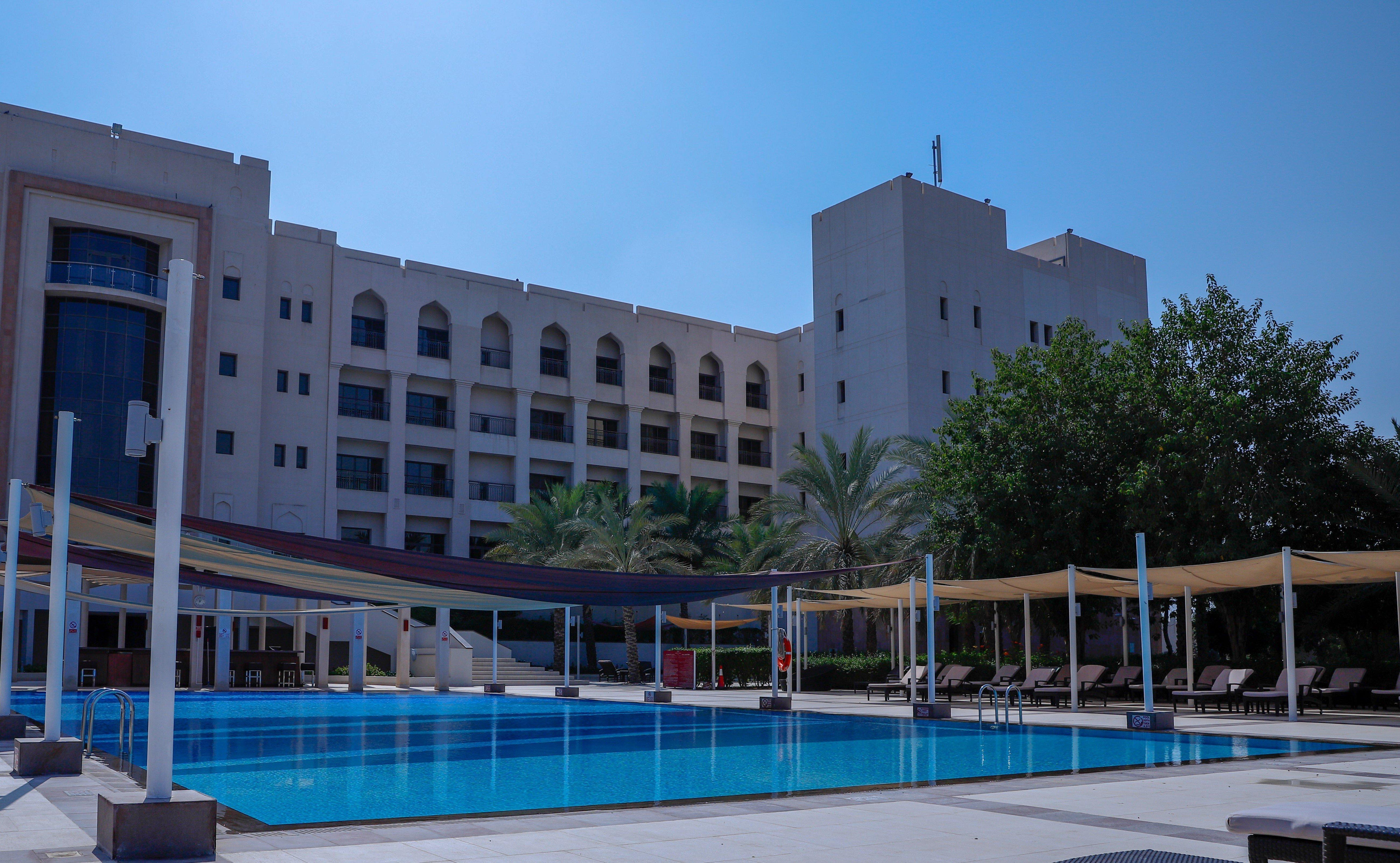 คราวน์ พลาซา โซฮาร์ Hotel ภายนอก รูปภาพ