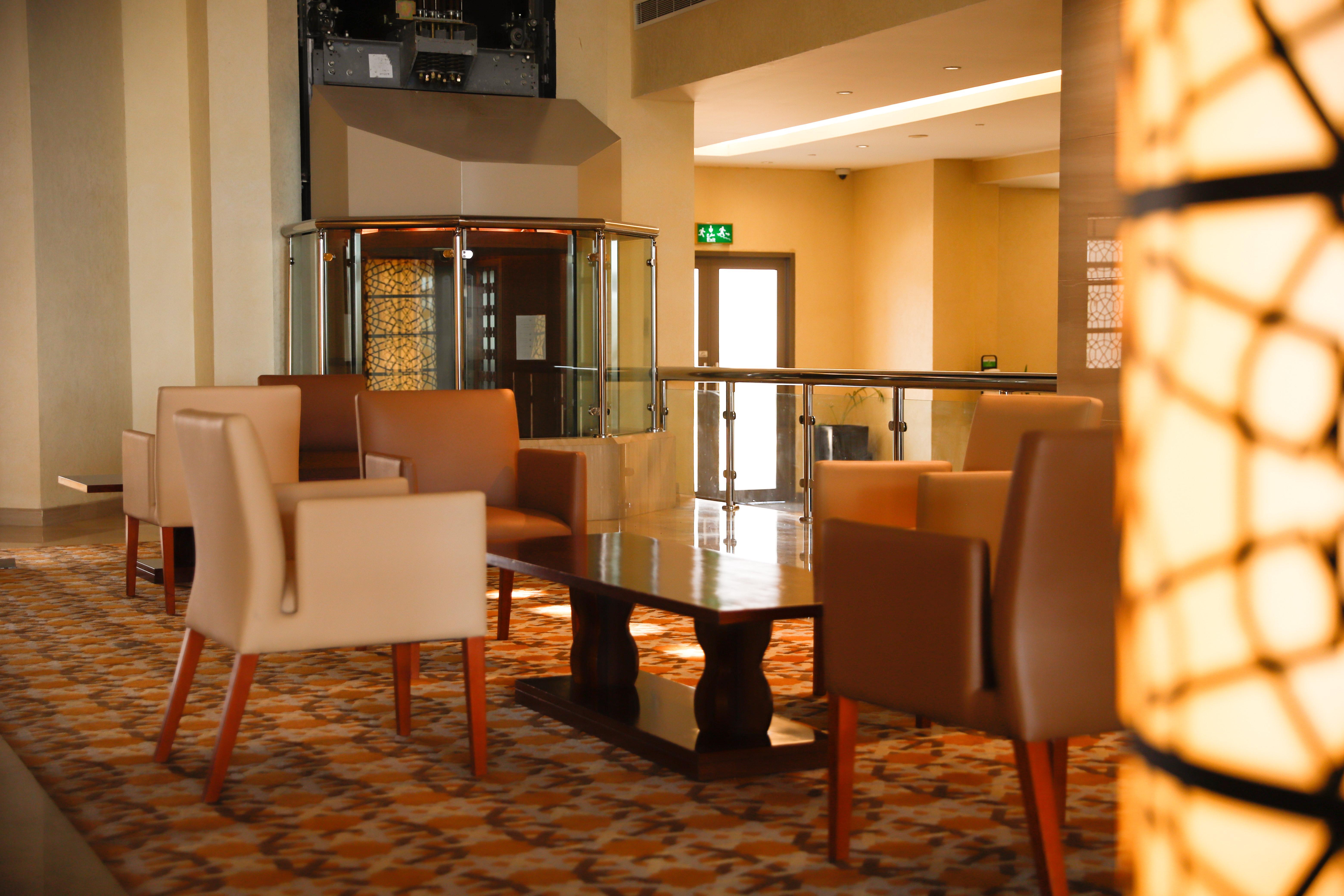 คราวน์ พลาซา โซฮาร์ Hotel ภายนอก รูปภาพ