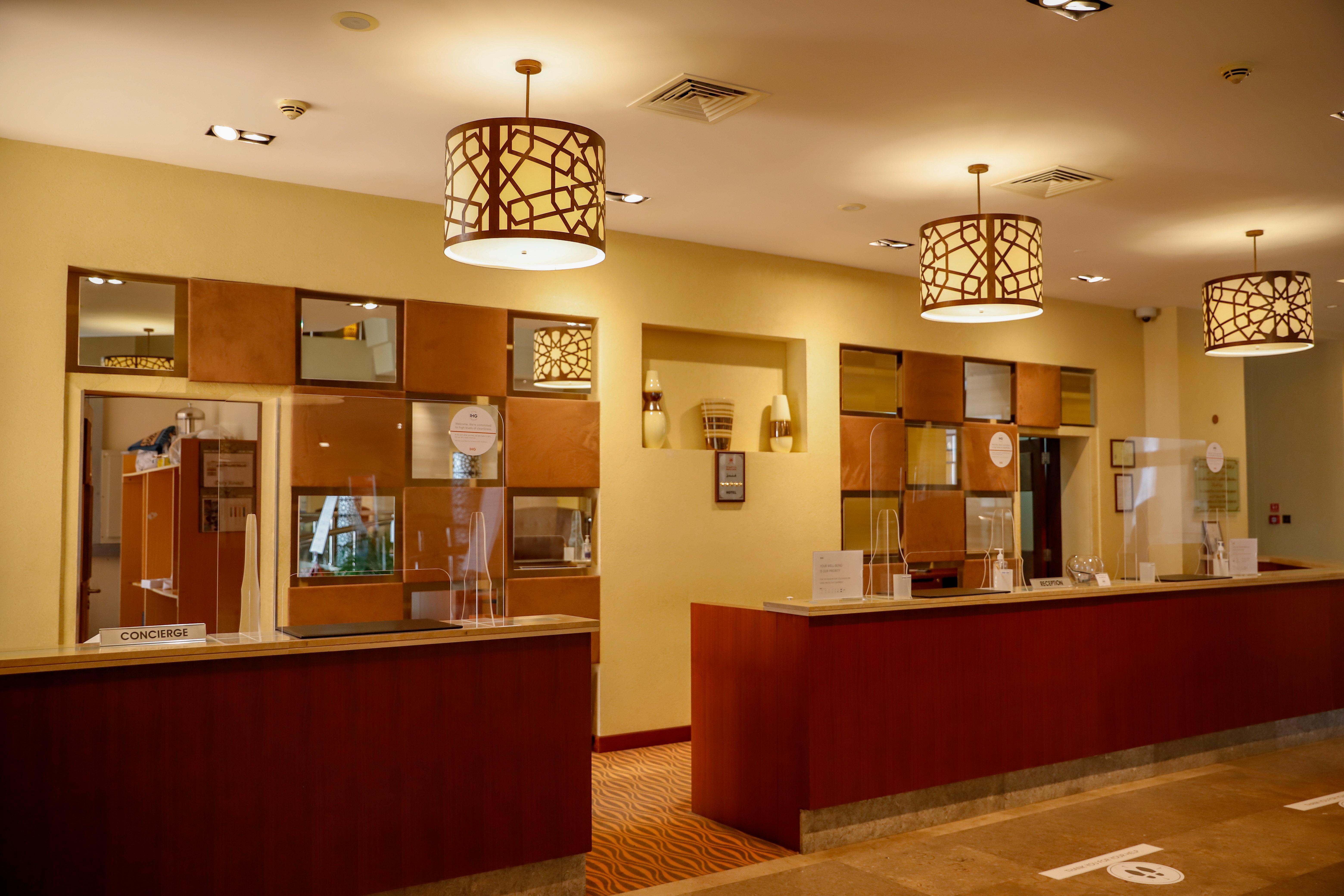 คราวน์ พลาซา โซฮาร์ Hotel ภายนอก รูปภาพ