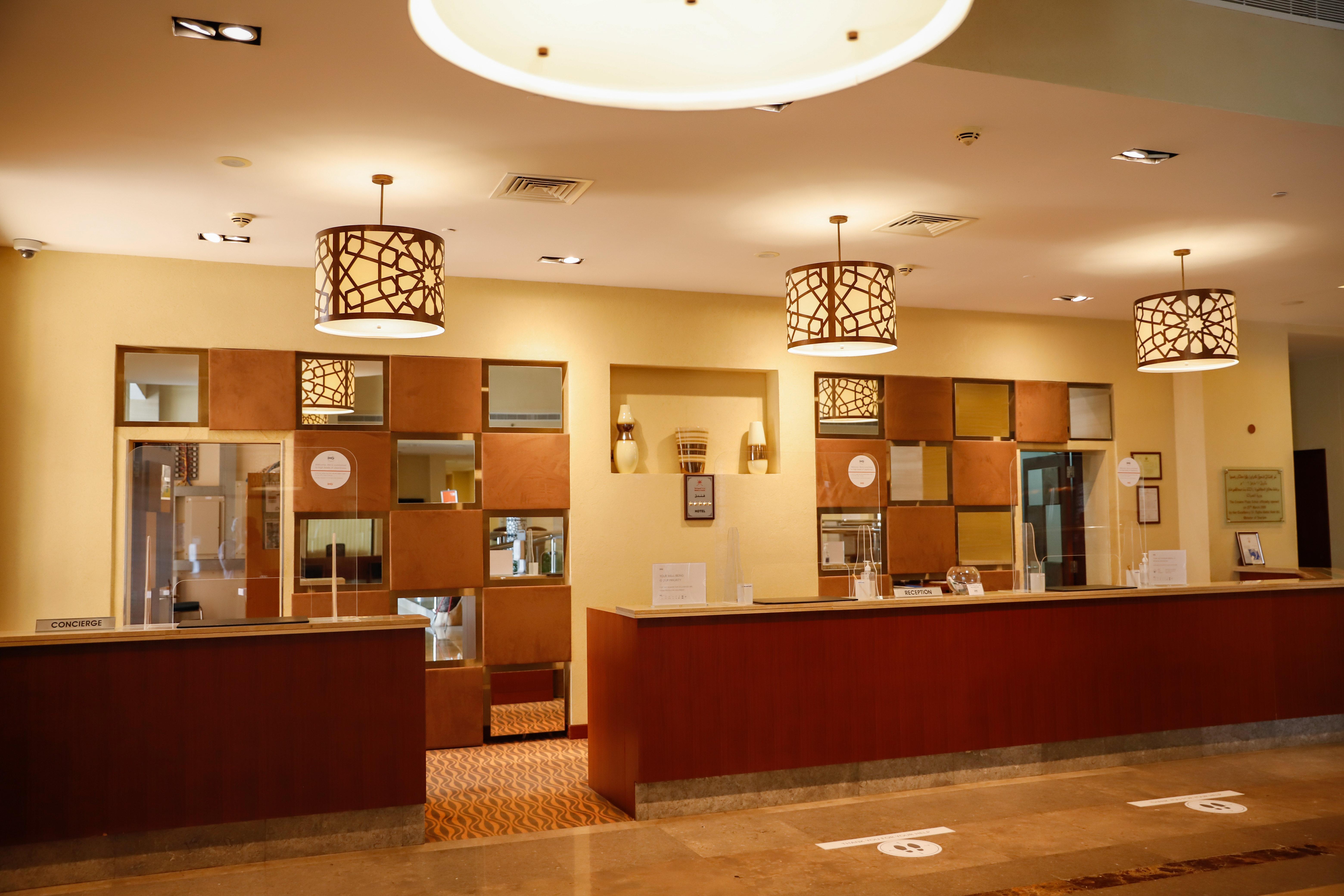 คราวน์ พลาซา โซฮาร์ Hotel ภายนอก รูปภาพ