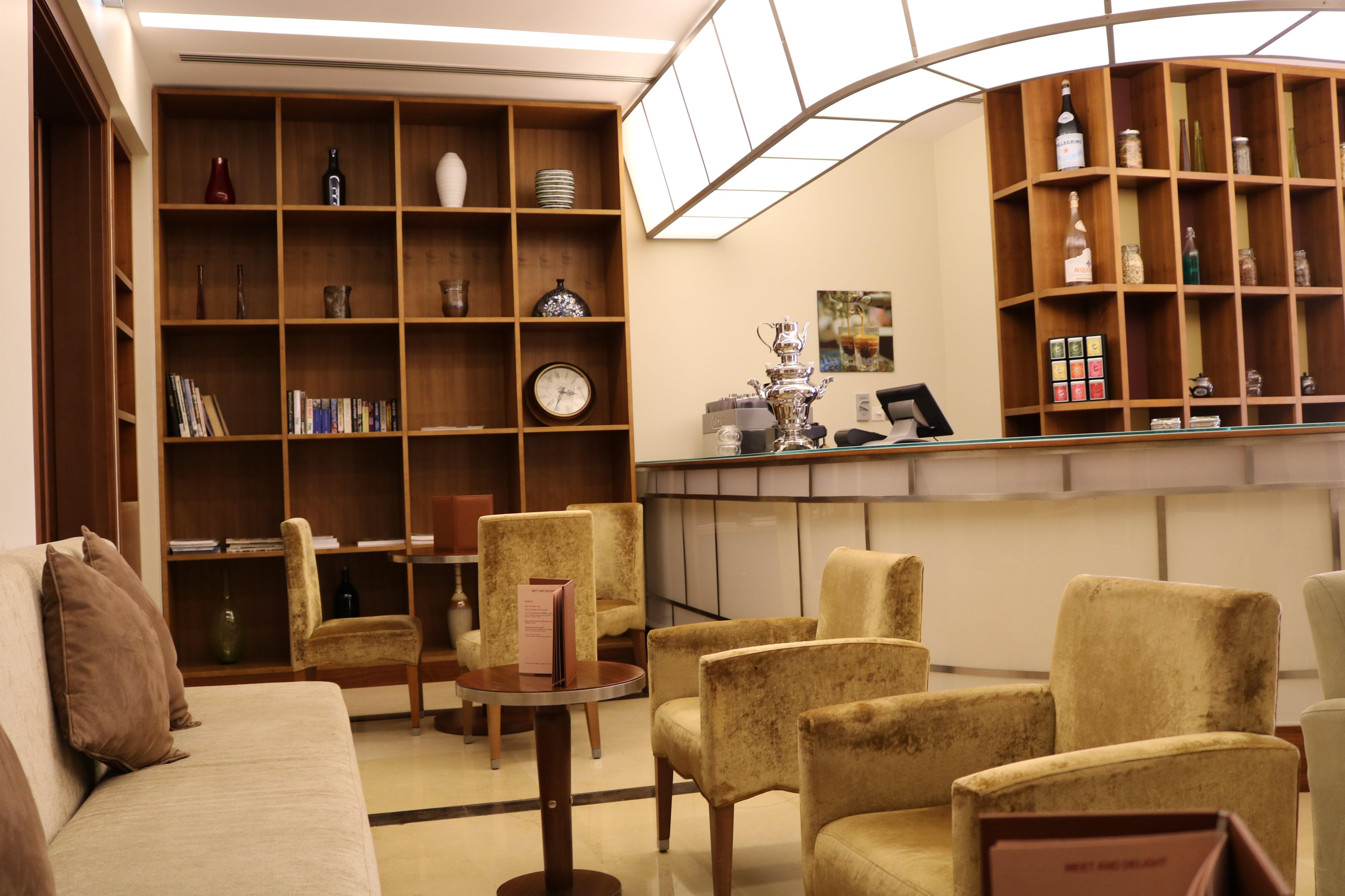 คราวน์ พลาซา โซฮาร์ Hotel ภายนอก รูปภาพ