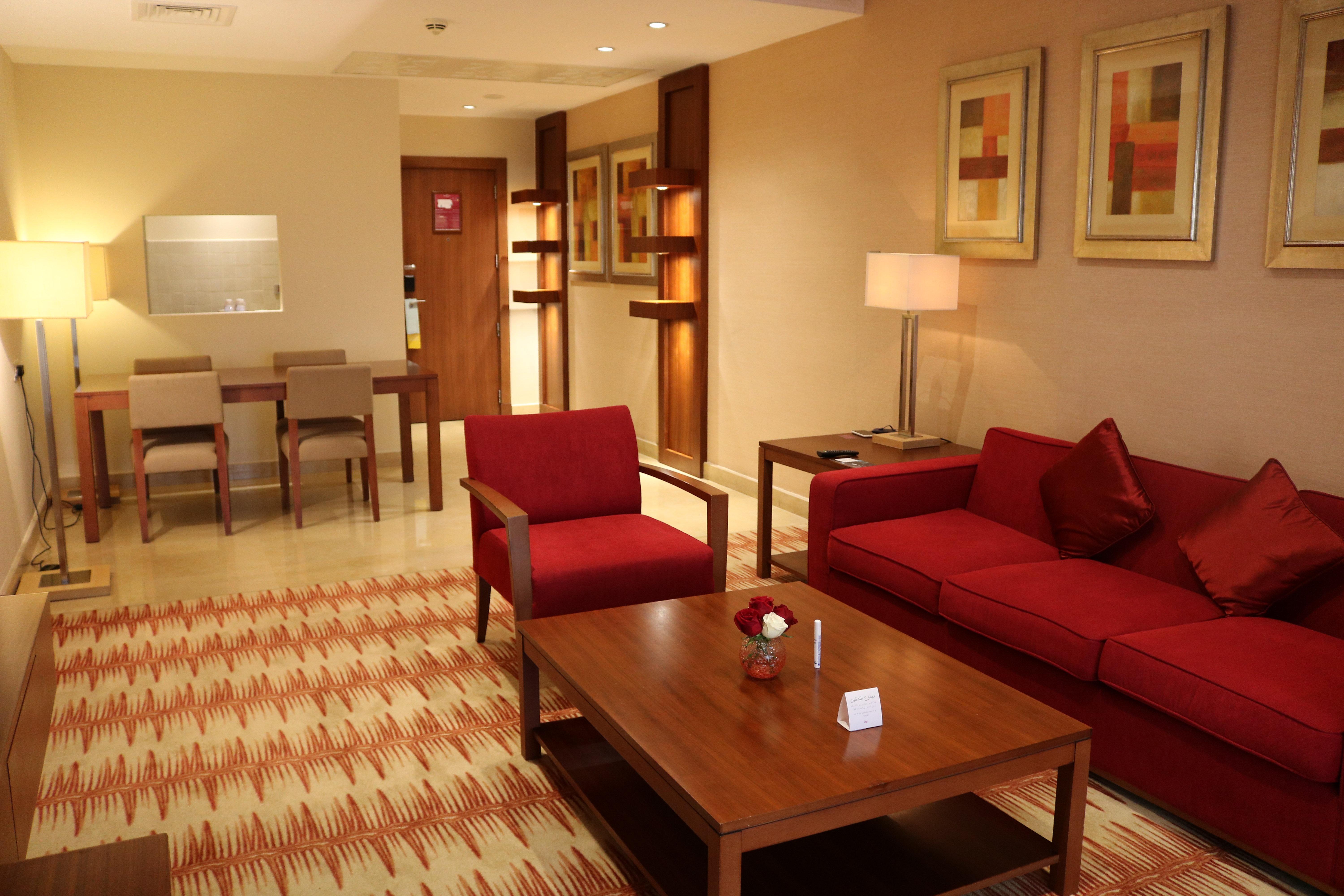 คราวน์ พลาซา โซฮาร์ Hotel ภายนอก รูปภาพ