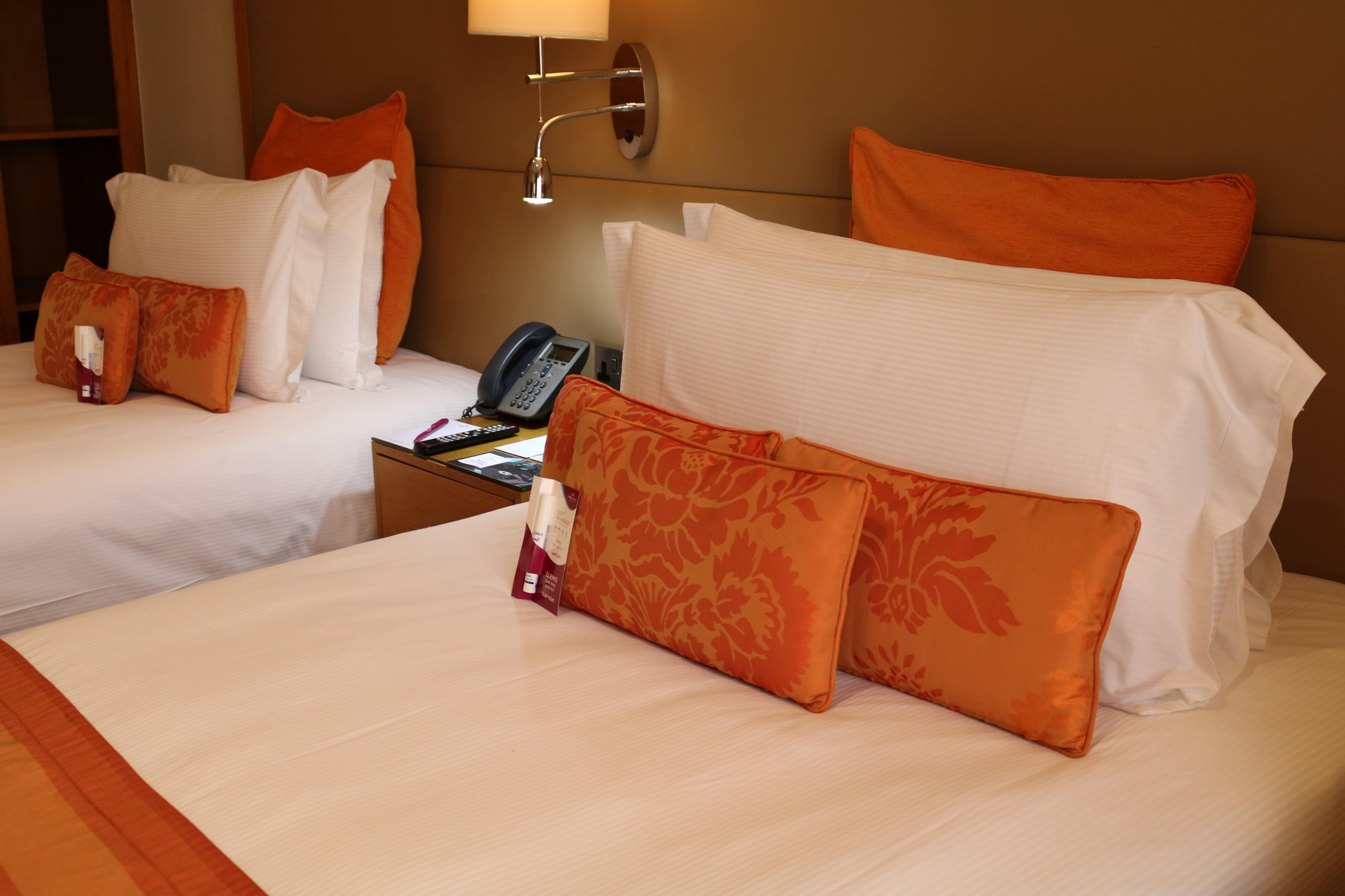 คราวน์ พลาซา โซฮาร์ Hotel ภายนอก รูปภาพ