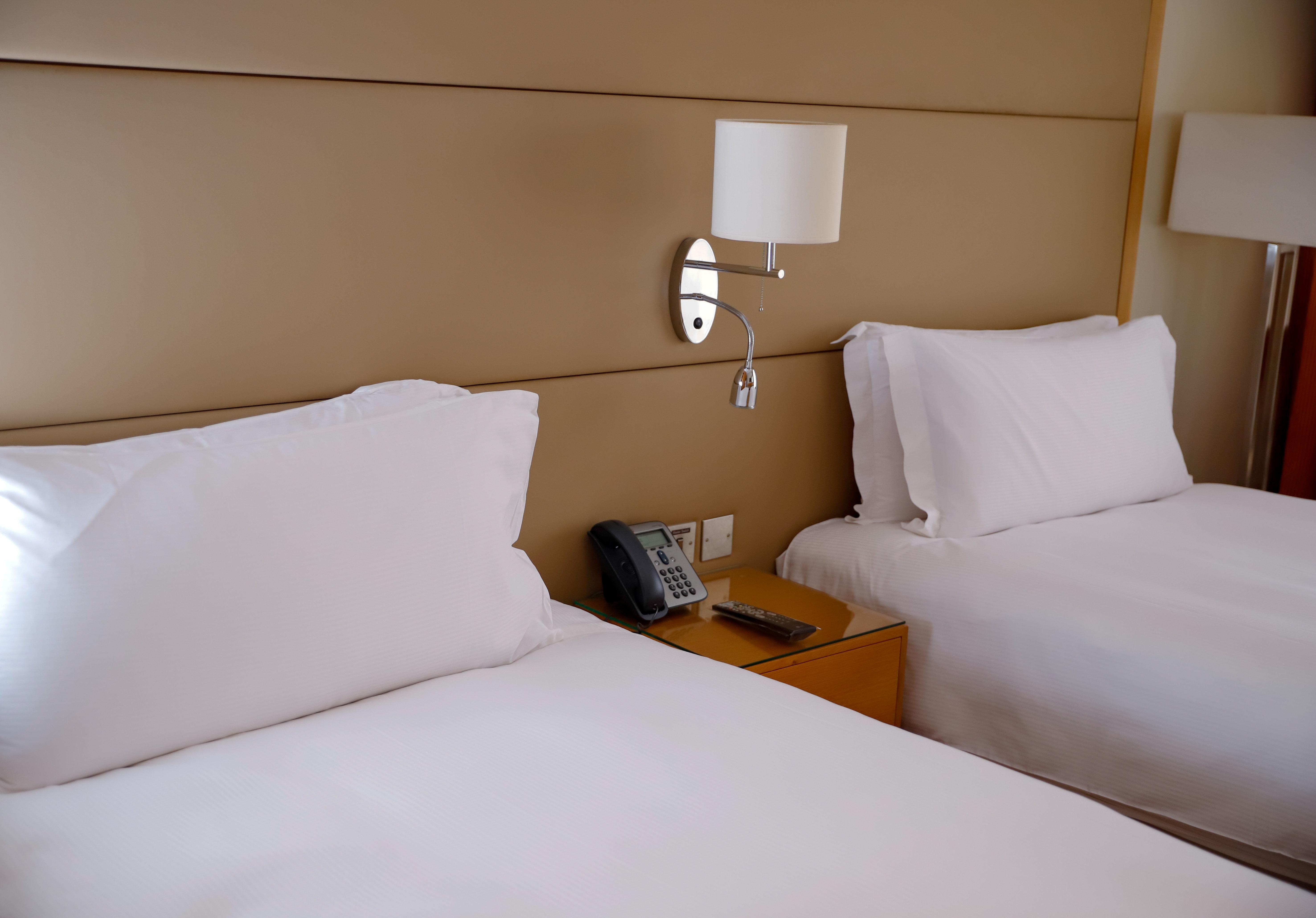 คราวน์ พลาซา โซฮาร์ Hotel ภายนอก รูปภาพ